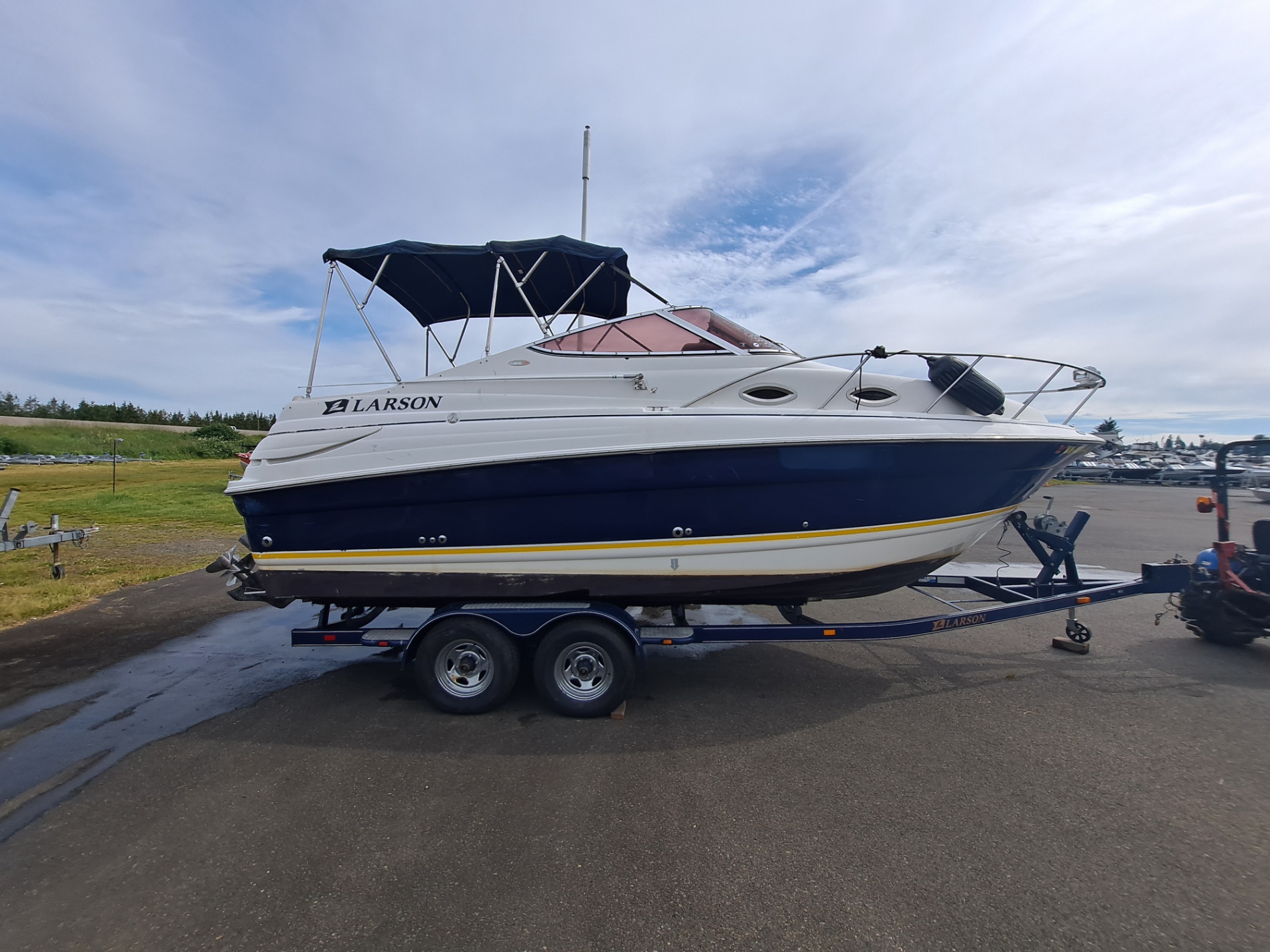 2005 LARSON CABRIO 240 MID CABIN